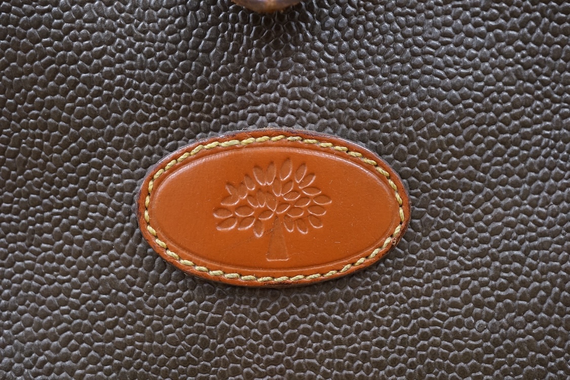 A ladies Mulberry scotch grain leather travel bag with strap, 35cm wide